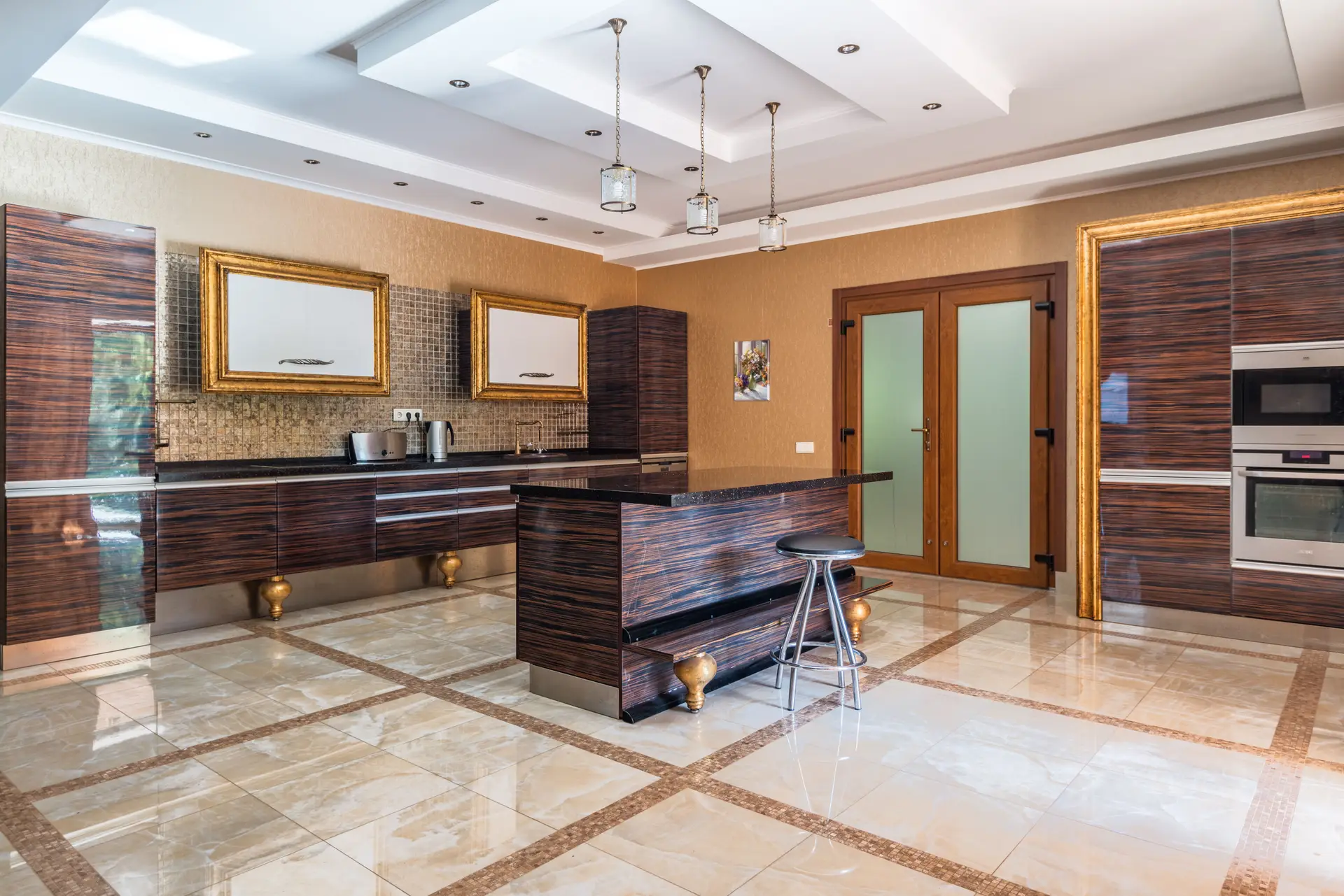 Egyedi konyhabútor tölgyfa és márvány részletekkel